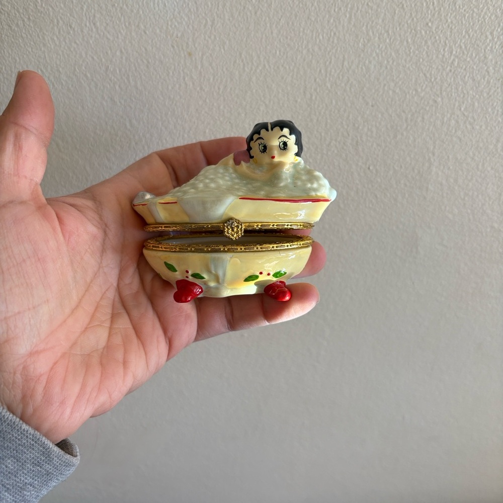 Vintage 1999 Betty Boop in Bathtub Hinged Porcelain Trinket Box
